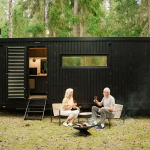 Alro Mobile Home S169 – Luxus-Kabinenanhänger mit Kamin | Autark & Ganzjahrestauglich