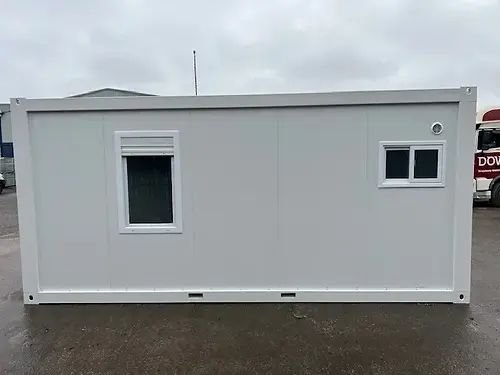 Contenedor de oficina con baño y almacenamiento - Imagen 4