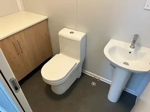 Contenedor de oficina con baño y almacenamiento - Imagen 2