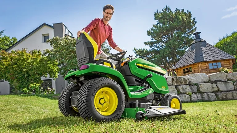 John Deere X590 Rasentraktor – 16,7 kW Kawasaki EFI Motor, K72 Hydrostatantrieb, 122–137 cm Schnittbreite - Imagen 3