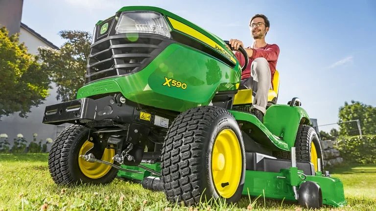 John Deere X590 Rasentraktor – 16,7 kW Kawasaki EFI Motor, K72 Hydrostatantrieb, 122–137 cm Schnittbreite - Imagen 2