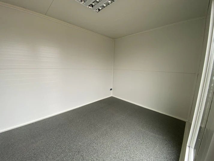 Contenedor de oficina 6x2,83 metros con 2 ventanas - Imagen 4