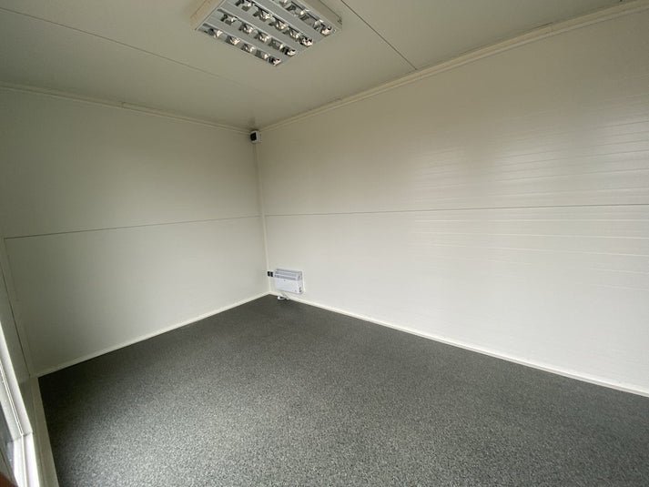 Contenedor de oficina 6x2,83 metros con 2 ventanas - Imagen 5