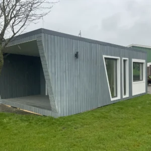 Neues Tiny House aus Holz mit Terrasse – 42 m² Wohnfläche – Doppelverglasung & LED-Beleuchtung