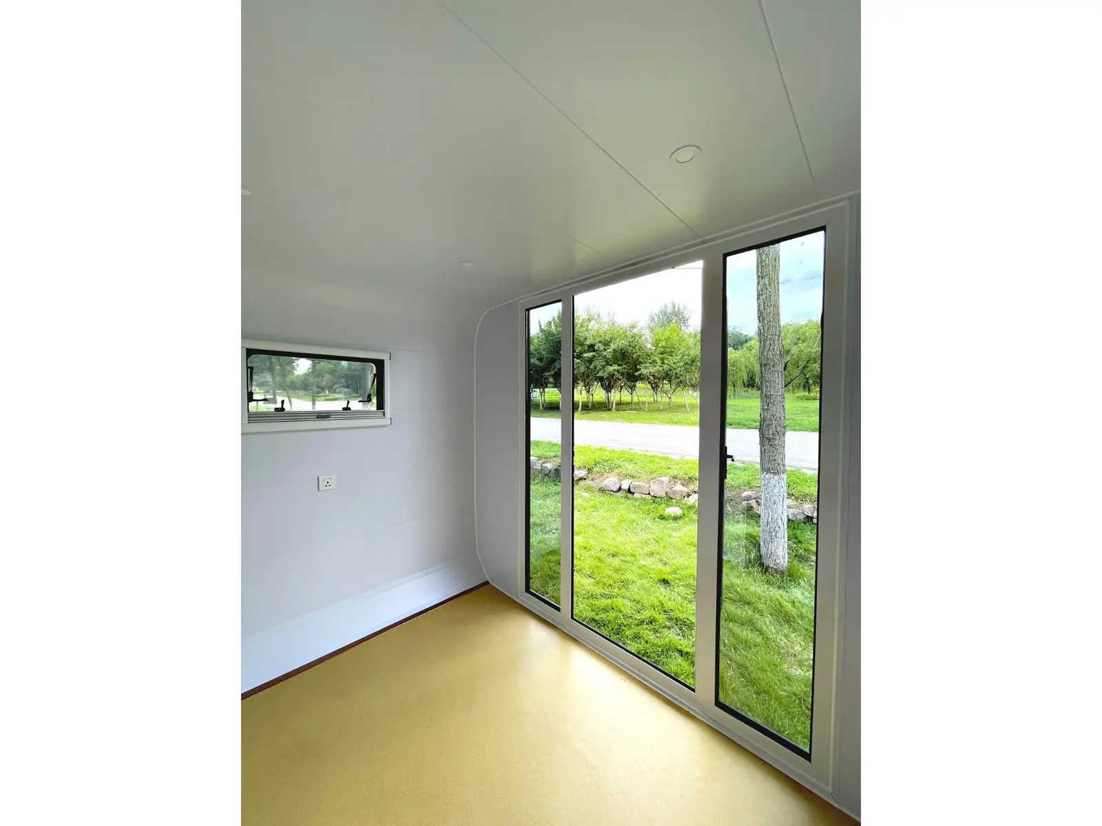 Sanitärcontainer Stahlworks Eco 4000 B – Dusch- & WC-Modul isoliert | Baujahr 2024 - Imagen 4